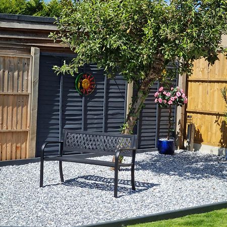 A Bright And Spacious Gem Staines-upon-Thames Εξωτερικό φωτογραφία
