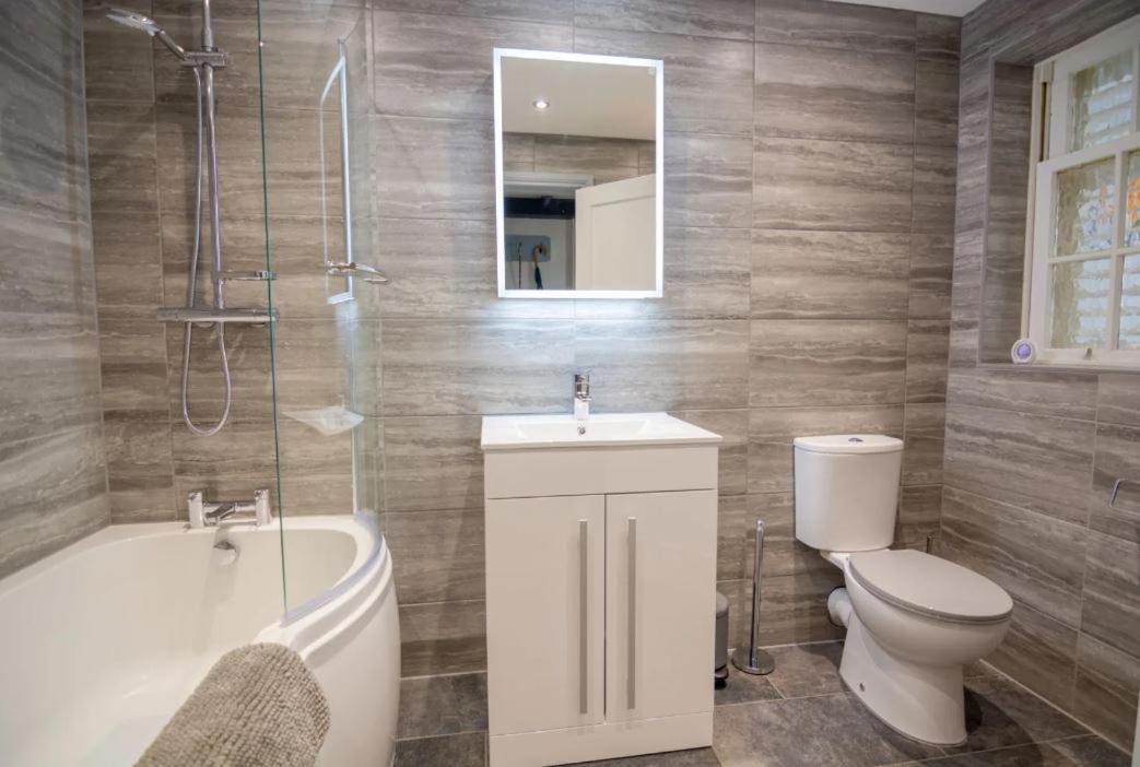 A Bright And Spacious Gem Staines-upon-Thames Εξωτερικό φωτογραφία