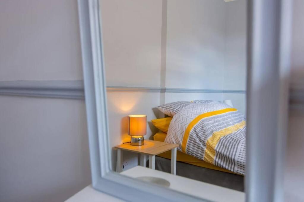 A Bright And Spacious Gem Staines-upon-Thames Εξωτερικό φωτογραφία