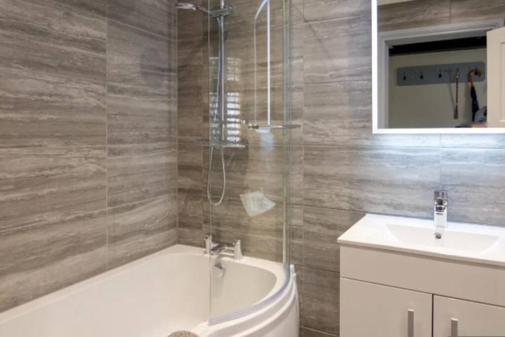 A Bright And Spacious Gem Staines-upon-Thames Εξωτερικό φωτογραφία
