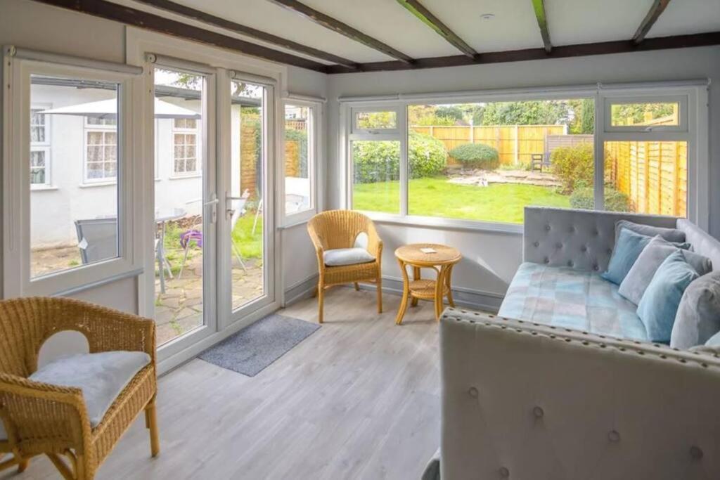 A Bright And Spacious Gem Staines-upon-Thames Εξωτερικό φωτογραφία