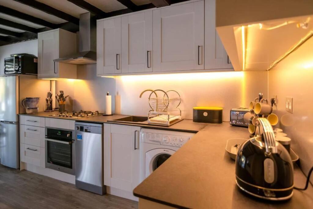A Bright And Spacious Gem Staines-upon-Thames Εξωτερικό φωτογραφία